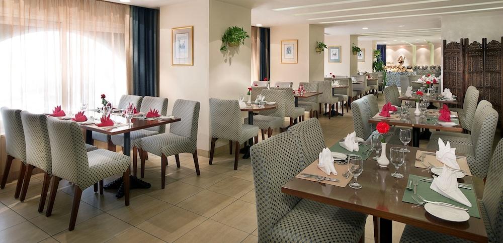 City Seasons Al Hamra Hotel Abu Dhabi Ngoại thất bức ảnh