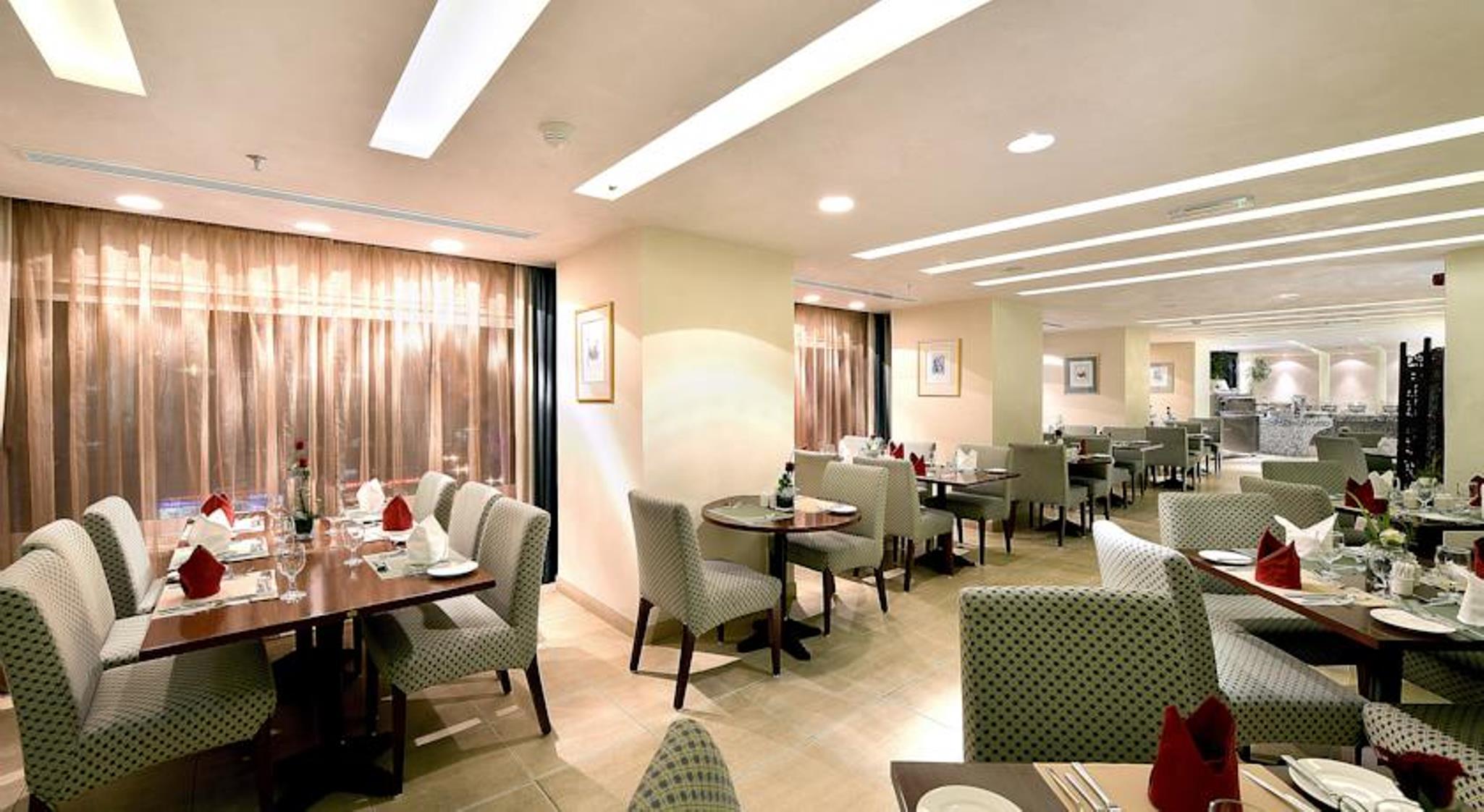 City Seasons Al Hamra Hotel Abu Dhabi Ngoại thất bức ảnh